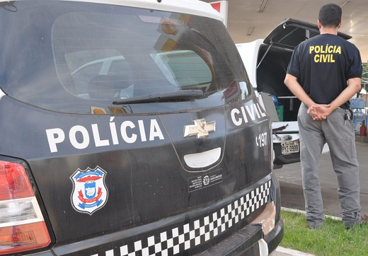 Com ele foi encontrada uma pistola calibre 40, com 12 munições, e timbre da Polícia Civil (Foto: Reprodução) Com ele foi encontrada uma pistola calibre 40, com 12 munições, e timbre da Polícia Civil (Foto: Reprodução)