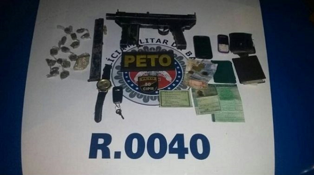 Militares fizeram uma busca minuciosa e encontraram a submetralhadora calibre 9mm, carregador, munições, uma capa de colete balístico, 15 trouxas de maconha, uma pedra de crack e celulares (Foto: Reprodução) 