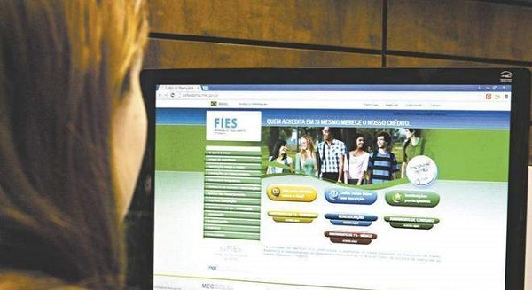 Aproximadamente 50 mil estudantes assinaram contratos do Novo FIES no primeiro semestre de 2018 e devem realizar o aditamento (Foto: Reprodução) Aproximadamente 50 mil estudantes assinaram contratos do Novo FIES no primeiro semestre de 2018 e devem realizar o aditamento (Foto: Reprodução)