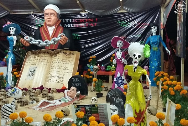 No México, é costume também ter alteres decorados dentro de casa. Eles os enfeitam com flores, caveiras de papel machê, retratos das pessoas mortas e pequenas oferendas (Foto: Reprodução) No México, é costume também ter alteres decorados dentro de casa. Eles os enfeitam com flores, caveiras de papel machê, retratos das pessoas mortas e pequenas oferendas (Foto: Reprodução)