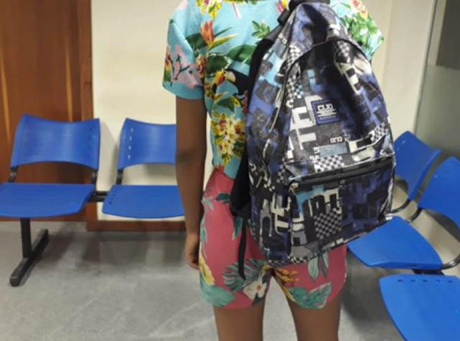 O suspeito a abordou colocando uma arma nas costas dela, na tarde desta terça-feira, 6 (Foto: Reprodução) O suspeito a abordou colocando uma arma nas costas dela, na tarde desta terça-feira, 6 (Foto: Reprodução)