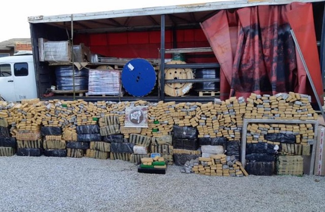 Cerca de 1,8 toneladas da droga era transportada por caminhão do Paraná para Salvador (Foto: Divulgação) Cerca de 1,8 toneladas da droga era transportada por caminhão do Paraná para Salvador (Foto: Divulgação)