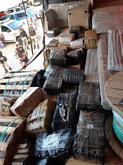 Droga estava dentro de caminhão que aparentemente transportava bobinas de papel (Foto: Divulgação) Droga estava dentro de caminhão que aparentemente transportava bobinas de papel (Foto: Divulgação)