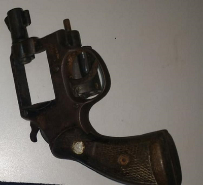 Com ele foi apreendido um revolver calibre 38, numeração suprimida, munições e cartuchos, 21 pedras de crack e uma porção de cocaína prontos para a comercialização (Foto: Divulgação)