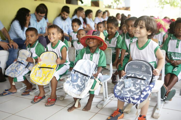 A doação de 10 mil mochilas foi feita, pelo quinto ano consecutivo, pela Ford (Foto: Reprodução) A doação de 10 mil mochilas foi feita, pelo quinto ano consecutivo, pela Ford (Foto: Reprodução)