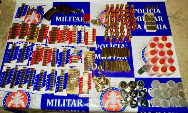 Polícia apreendeu um revólver calibre 38, 6.500 espoletas, 545 munições de diversos calibres e 15 tubos de pólvora (Foto: Divulgação) Polícia apreendeu um revólver calibre 38, 6.500 espoletas, 545 munições de diversos calibres e 15 tubos de pólvora (Foto: Divulgação)