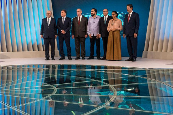 Candidatos participantes posam para foto no estúdio em que foi realizado o último debate antes da votação Candidatos participantes posam para foto no estúdio em que foi realizado o último debate antes da votação