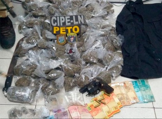 Com os suspeitos foram encontradas porções de maconha, pinos de cocaína e pedras de crack (Foto: Reprodução) Com os suspeitos foram encontradas porções de maconha, pinos de cocaína e pedras de crack (Foto: Reprodução)