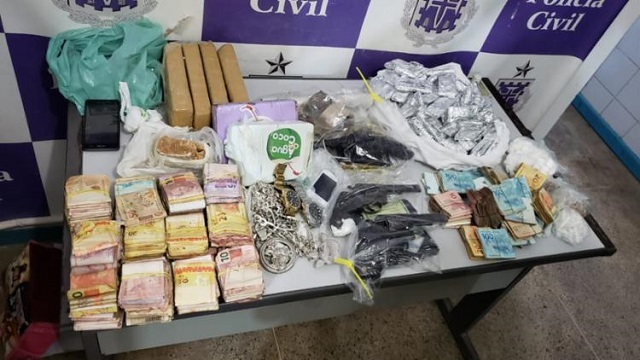 Foram apreendidos R$ 75 mil em espécie, armas, drogas e outros materiais (Foto: Alberto Maraux | Divulgação | SSP-BA) Foram apreendidos R$ 75 mil em espécie, armas, drogas e outros materiais (Foto: Alberto Maraux | Divulgação | SSP-BA)