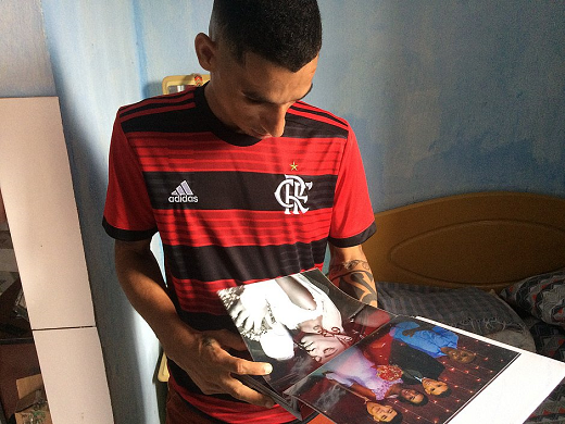 Jeferson folheia o álbum de casamento (Foto: Reprodução)