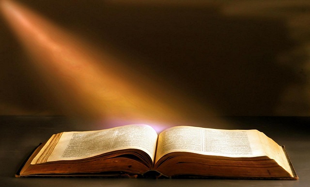 Hebreus 4:12 nos diz: 'Porque a palavra de Deus é viva e eficaz, e mais penetrante do que espada alguma de dois gumes, e penetra até à divisão da alma e do espírito, e das juntas e medulas, e é apta para discernir os pensamentos e intenções do coração.' (Foto: Ilustração)