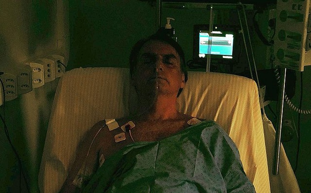 Jair Bolsonaro (PSL) publicou no Twitter neste sábado (15) a primeira foto desde que passou por uma cirurgia na última quarta-feira (Foto: Reprodução)