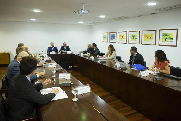 O ministro-chefe da casa civil, Eliseu Padilha, recebeu mo Palácio o deputado federal Onyx Lorenzoni (DEM-RS), que coordenará a equipe de transição (Foto: Reprodução) O ministro-chefe da casa civil, Eliseu Padilha, recebeu mo Palácio o deputado federal Onyx Lorenzoni (DEM-RS), que coordenará a equipe de transição (Foto: Reprodução)