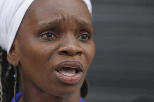 Filha de Moa, Somonair já encontrou o pai morto e ensanguentado (Foto: Marina Silva) Filha de Moa, Somonair já encontrou o pai morto e ensanguentado (Foto: Marina Silva)