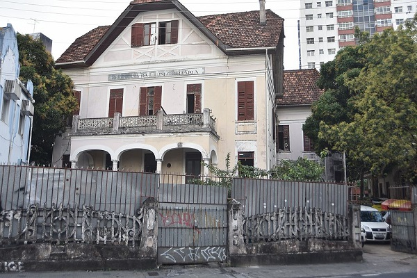 Residência Universitária do Canela está desativada há seis anos e serve como depósito de material de construção (Foto: Betto Jr. | CORREIO)