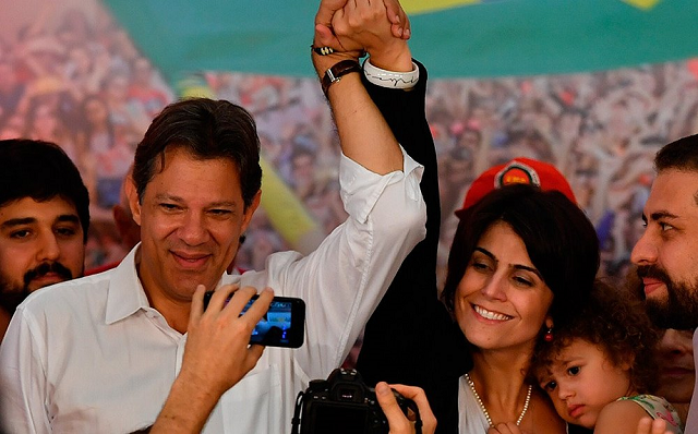 Em sua conta no Twitter, a candidata à vice-presidência da República Manuela d'Ávila disse que a população tem que 'resistir e defender a democracia e liberdade' (Foto: AFP) Em sua conta no Twitter, a candidata à vice-presidência da República Manuela d'Ávila disse que a população tem que 'resistir e defender a democracia e liberdade' (Foto: AFP)