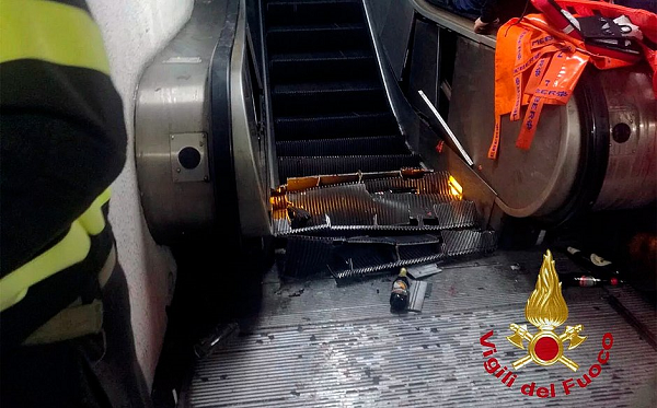 Vídeo postado nas redes sociais mostra a escada rolando rapidamente e os passageiros acabando por se aglomerar (Foto: Reprodução) Vídeo postado nas redes sociais mostra a escada rolando rapidamente e os passageiros acabando por se aglomerar (Foto: Reprodução)