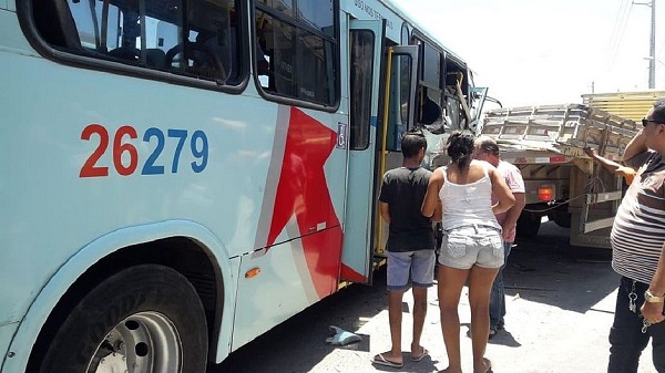 A vítima amamentava no ônibus e percebeu que seria atingida na colisão (Foto: Reprodução)