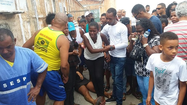 Joseane era contida por amigos e enquanto Maria Eduarda, também filha da cozinheira, era amparada após desmaio (Foto: Mauro Aki Nassor | CORREIO)