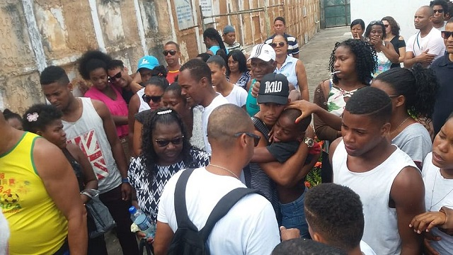 Filho da vítima, Luís Eduardo é contido por parentes no enterro da mãe (Foto: Mauro Akin Nassor | CORREIO) 