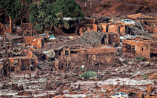 O rompimento da barragem matou 19 pessoas e destruiu o distrito de Bento Rodrigues, em Mariana (Foto: Reprodução) O rompimento da barragem matou 19 pessoas e destruiu o distrito de Bento Rodrigues, em Mariana (Foto: Reprodução)