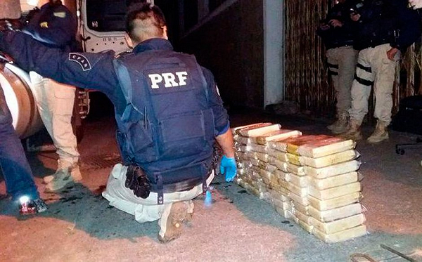 PRF apreende cocaína escondida em caminhão (Foto: Divulgação | PRF)