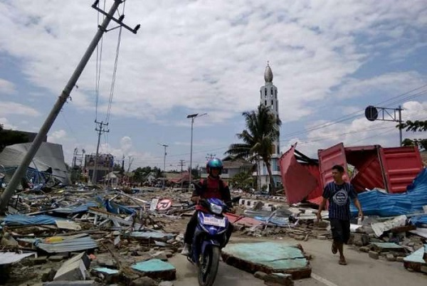 Passa de 800 o número de mortos na Indonésia após terremoto e tsunami (Foto: AFP)
