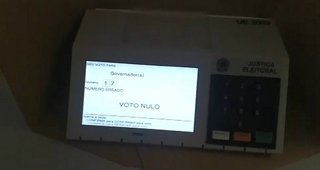 Urna mostra o número 17 e a mensagem de 