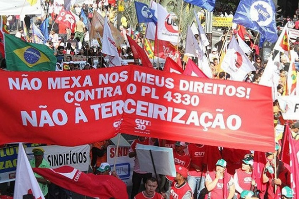 Com a legislação, o presidente Michel Temer (MDB) deu aval para regulamentação da Lei das Terceirizações (Lei n° 13.429/2017) no âmbito do Executivo Federal (Foto: Reprodução) Com a legislação, o presidente Michel Temer (MDB) deu aval para regulamentação da Lei das Terceirizações (Lei n° 13.429/2017) no âmbito do Executivo Federal (Foto: Reprodução)