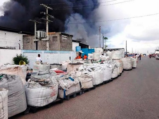 Há no local cerca de 500 toneladas de plástico, segundo o Corpo de Bombeiros (Foto: Reprodução) Há no local cerca de 500 toneladas de plástico, segundo o Corpo de Bombeiros (Foto: Reprodução)