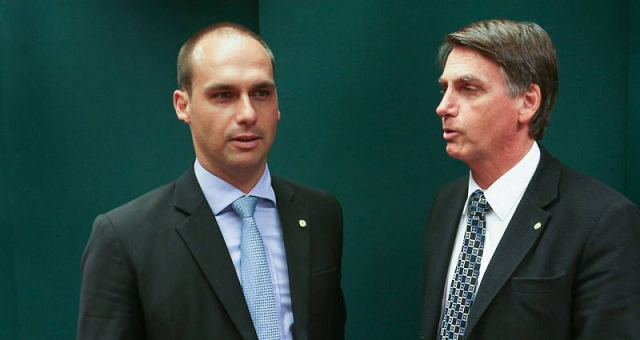 Eduardo e Jair Bolsonaro (Foto: Fabio Rodrigues Pozzebom | Agência Brasil) Eduardo e Jair Bolsonaro (Foto: Fabio Rodrigues Pozzebom | Agência Brasil)
