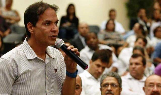 Eures Ribeiro, junto com o prefeito de Serra do Ramalho, é acusado de irregularidades que resultaram em prejuízo de mais de R$ 12 milhões (Foto: Reprodução) Eures Ribeiro, junto com o prefeito de Serra do Ramalho, é acusado de irregularidades que resultaram em prejuízo de mais de R$ 12 milhões (Foto: Reprodução)
