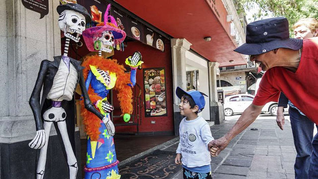 Outras culturas, como a mexicana, têm uma abordagem diferente em relação à morte (Foto: Hakawati | BBC News Brasil)