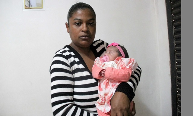 A dona de casa Fernanda segura a filha Maria Sofia no colo (Foto: Mário Bittencourt | CORREIO) A dona de casa Fernanda segura a filha Maria Sofia no colo (Foto: Mário Bittencourt | CORREIO)