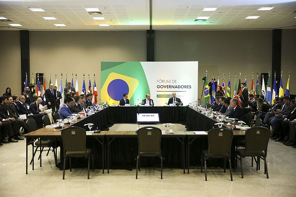 Representantes de 17 estados e do DF aguardam conversa com Bolsonaro (Foto: Marcelo Camargo | Agência Brasil)