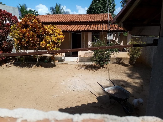 Casa de dona Tatiane Pereira. Que há 11 dias tem que se deslocar, juntamente com o esposo, para a casa de parentes, distante três quilômetros, para tomarem banho quando chegam do trabalho (Foto: Redação | CFF) Casa de dona Tatiane Pereira. Que há 11 dias tem que se deslocar, juntamente com o esposo, para a casa de parentes, distante três quilômetros, para tomarem banho quando chegam do trabalho (Foto: Redação | CFF)