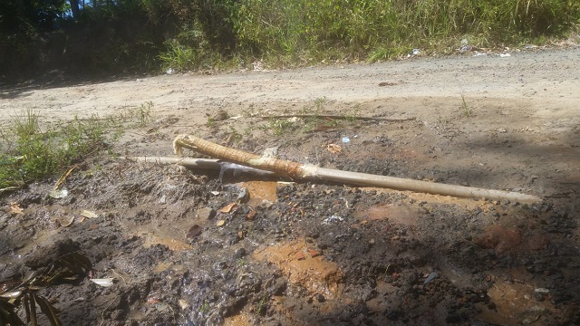 Vazamento d'água identificado pelo CFF - a caminho da casa de dona Tatiana - na Estrada Velha B. Jacuípe/Monte Gordo (na primeira entrada à esquerda, depois da Escola Boa Esperança) (Foto: Redação | CFF) Vazamento d'água identificado pelo CFF - a caminho da casa de dona Tatiana - na Estrada Velha B. Jacuípe/Monte Gordo (na primeira entrada à esquerda, depois da Escola Boa Esperança) (Foto: Redação | CFF)