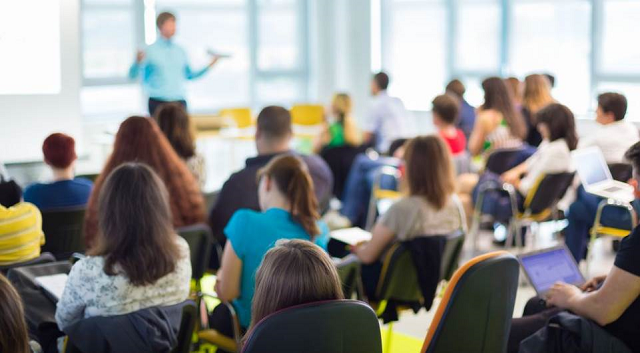 Algumas escolas também passaram a receber reclamações de pais porque resolveram discutir a situação política em sala de aula (Foto: Reprodução) Algumas escolas também passaram a receber reclamações de pais porque resolveram discutir a situação política em sala de aula (Foto: Reprodução)