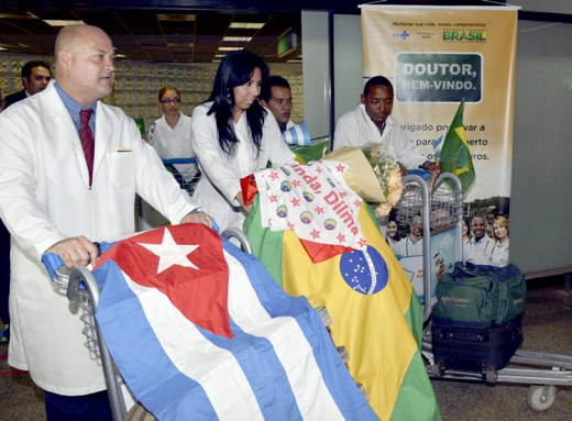 Profissionais cubanos quando chegaram ao Brasil para o Mais Médicos (Foto: Reprodução) Profissionais cubanos quando chegaram ao Brasil para o Mais Médicos (Foto: Reprodução)