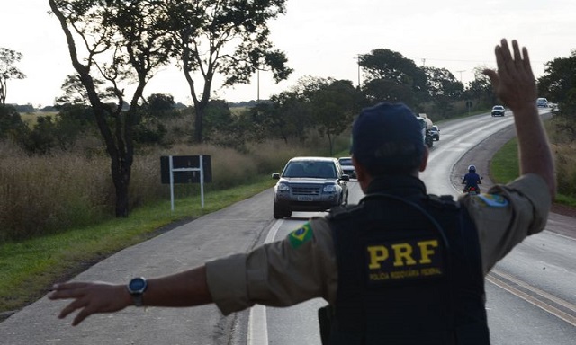 Com os homens foram apreendidos material de campanha de candidatos, uma lista com os dados pessoais de diversos eleitores e pouco mais de R$ 13 mil (Foto: Reprodução) Com os homens foram apreendidos material de campanha de candidatos, uma lista com os dados pessoais de diversos eleitores e pouco mais de R$ 13 mil (Foto: Reprodução)