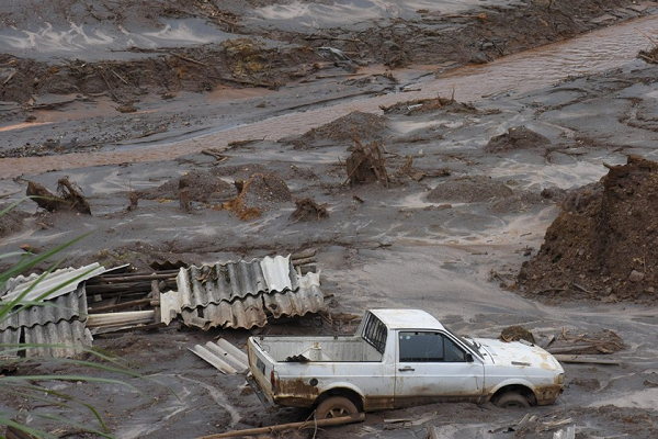 O rompimento da Barragem de Fundão ocorreu em novembro de 2015. Incidente é considerado a maior tragédia socioambiental do país, 19 pessoas morreram (Foto: Reprodução) O rompimento da Barragem de Fundão ocorreu em novembro de 2015. Incidente é considerado a maior tragédia socioambiental do país, 19 pessoas morreram (Foto: Reprodução)