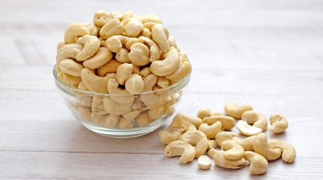 O consumo diário de castanhas ajuda a controlar o peso e diminui o risco de doenças cardiovasculares (Foto: Reprodução) O consumo diário de castanhas ajuda a controlar o peso e diminui o risco de doenças cardiovasculares (Foto: Reprodução)