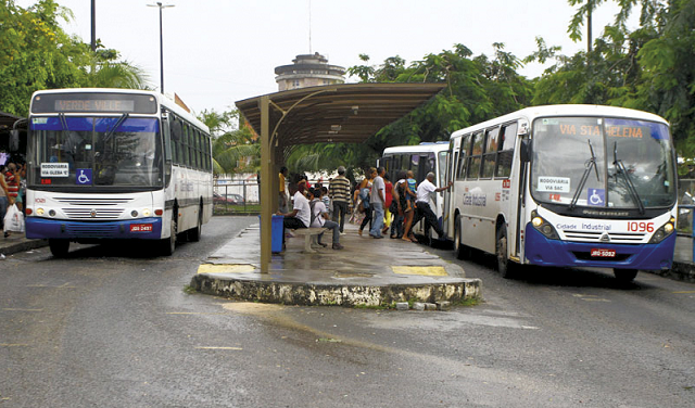 Usuária do transporte público reclamando que tem sofrido descarga elétrica ao encostar na estrutura metálica que sustenta a plataforma (Foto: Reprodução) Usuária do transporte público reclamando que tem sofrido descarga elétrica ao encostar na estrutura metálica que sustenta a plataforma (Foto: Reprodução)
