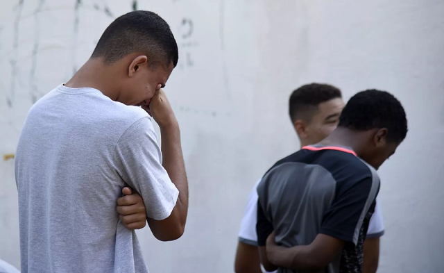 Consternação na porta do Ninho do Urubu (Foto: André Durão | GloboEsporte.com)