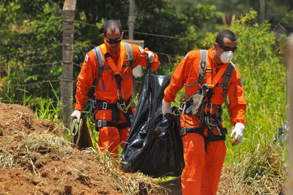No total, 121 corpos já foram resgatados pelos bombeiros (Foto: Reprodução) No total, 121 corpos já foram resgatados pelos bombeiros (Foto: Reprodução)