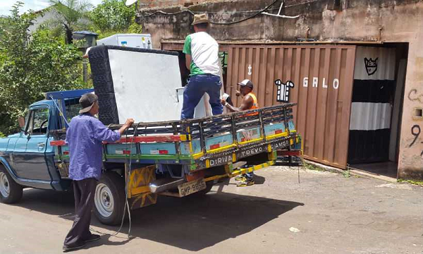 Moradores retiram pertences de casas que estão em área de risco (foto: Paulo Filgueiras | EM | D.A.Press) Moradores retiram pertences de casas que estão em área de risco (foto: Paulo Filgueiras | EM | D.A.Press)