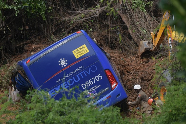 Fortes chuvas e vento alagaram ruas do Rio, causando destruição em diversas áreas da cidade (Foto: Mauro Pimentel | AFP)