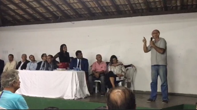 Funcionários da prefeitura tentaram conter o rapaz, que quase foi agredido fisicamente (Foto: Reprodução)