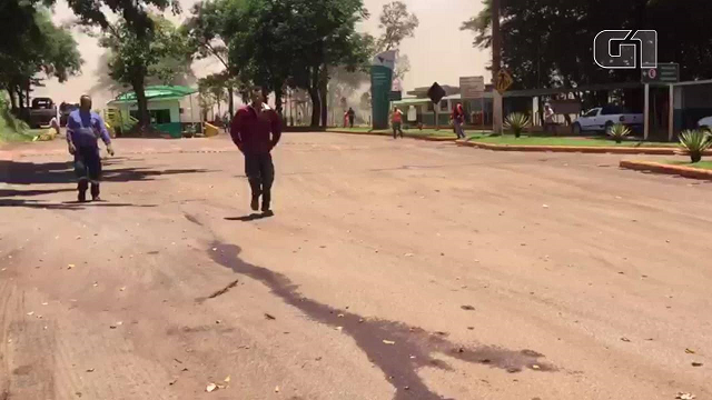 Imagens mostram funcionários tentando escapar da lama da barragem (Foto: Reprodução) Imagens mostram funcionários tentando escapar da lama da barragem (Foto: Reprodução)