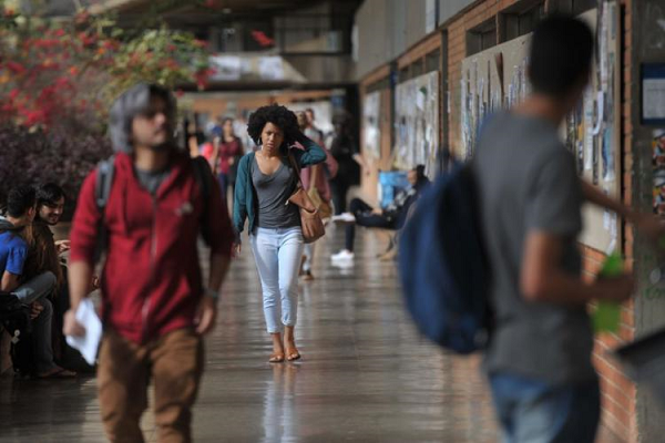 Ao todo, o Sisu oferece, nesta edição, 235.461 vagas em 129 instituições públicas de todo o país (Foto: Marcello Casal Jr | Agência Brasil) Ao todo, o Sisu oferece, nesta edição, 235.461 vagas em 129 instituições públicas de todo o país (Foto: Marcello Casal Jr | Agência Brasil)